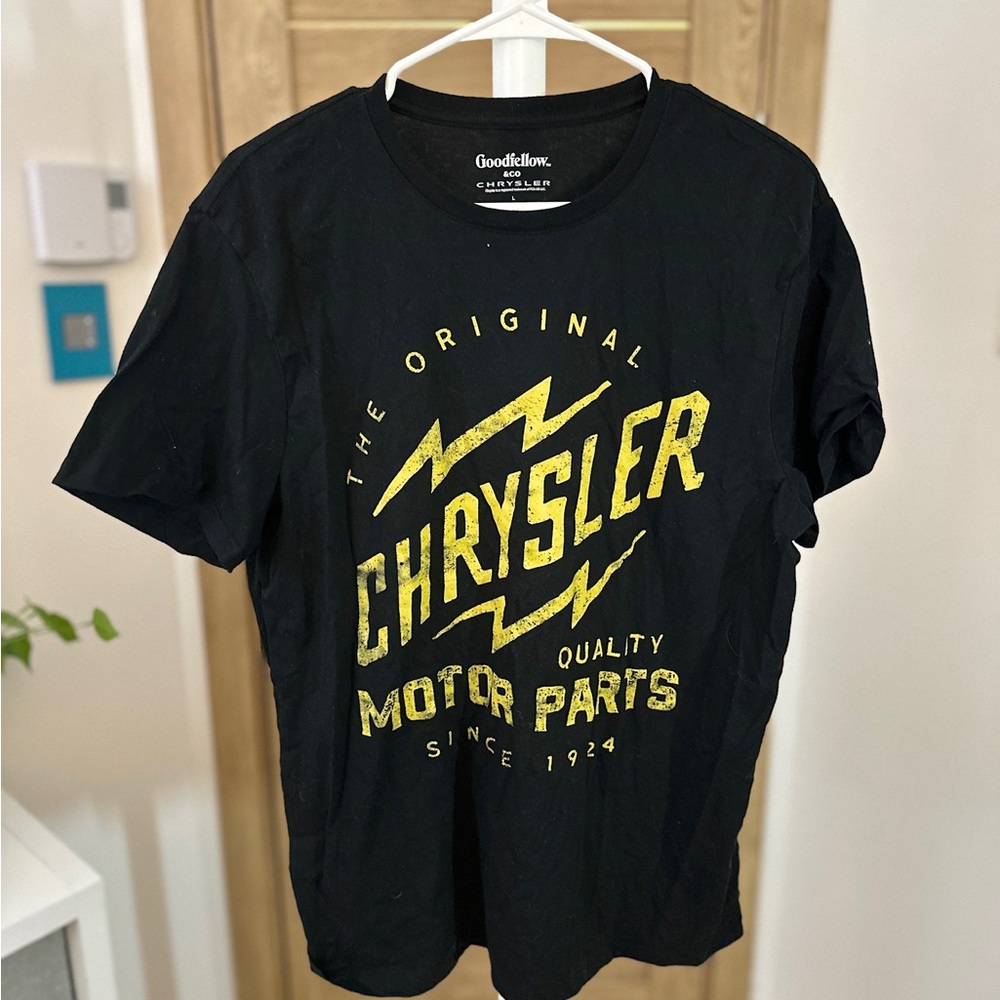 Goodfellow & Co Black T-Shirt with Gold Vintage Chrysler Print